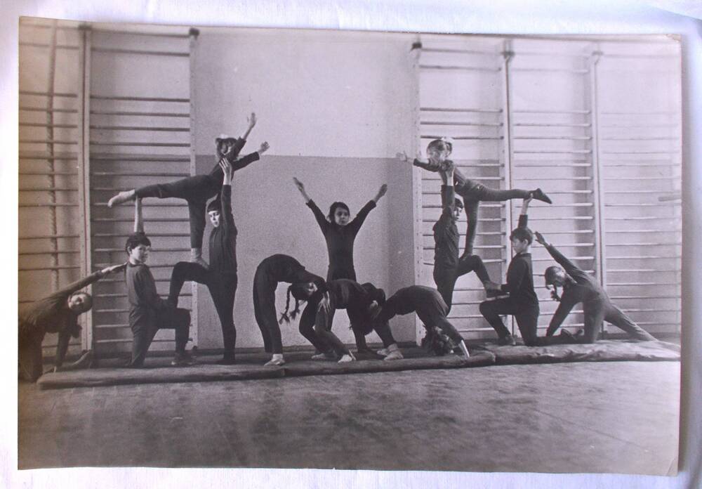 Фото. Группа учащихся 6 класса школы № 16 на уроке физкультуры. 1972 г.