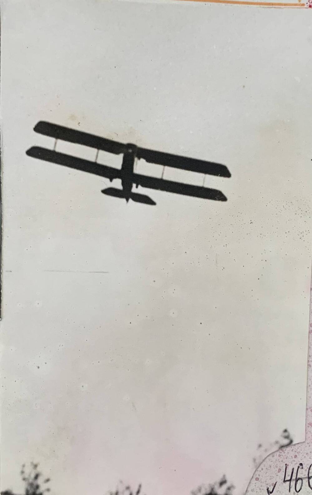 Фотография черно-белая. Модель самолета Р-1 в небе. Альбом Новотарманская средняя школа.