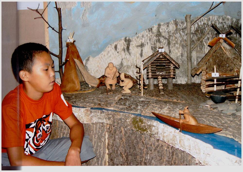 Фотография «Мальчик в удэгейском музее» - с. Красный Яр