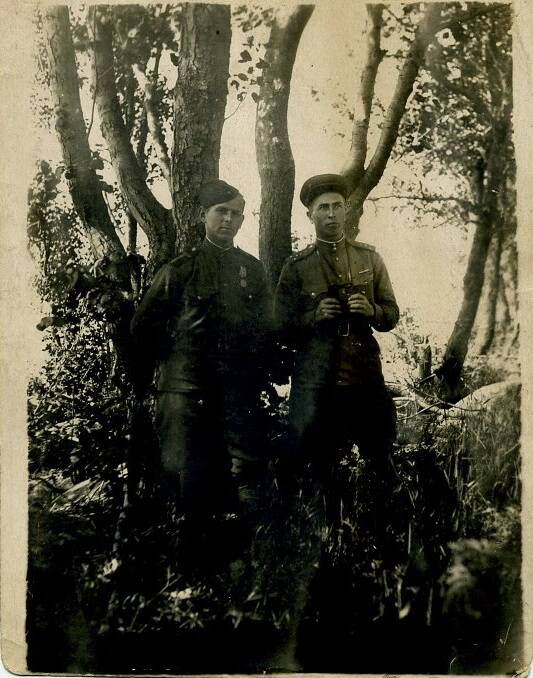 Фото. Шевелев Ф.И. (слева) с товарищем, 1943 г., на фоне деревьев