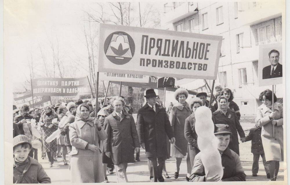 ФОТО. ОКТЯБРЬСКАЯ ДЕМОНСТРАЦИЯ В ГУСЬ-ХРУСТАЛЬНОМ.