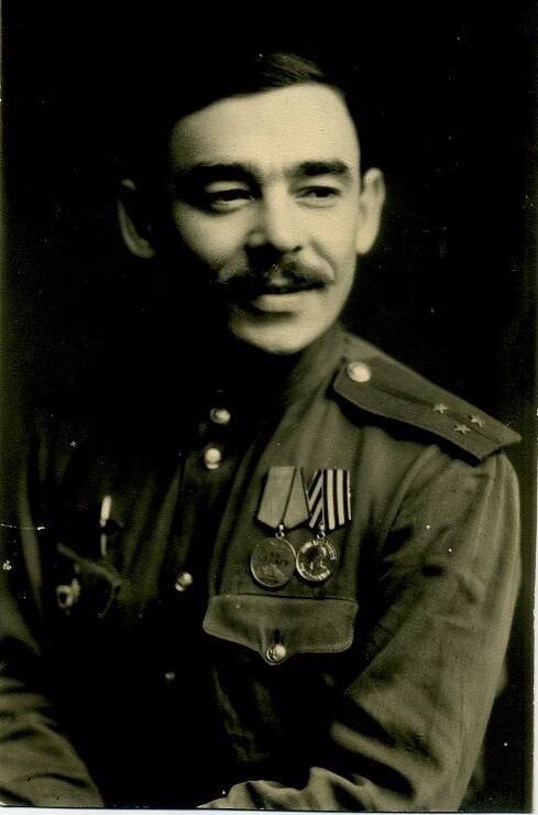 Фото. Марусин В.Я. Поясной портрет в воинской форме с наградами, вполоборота. Сентябрь 1945 г. Вена.