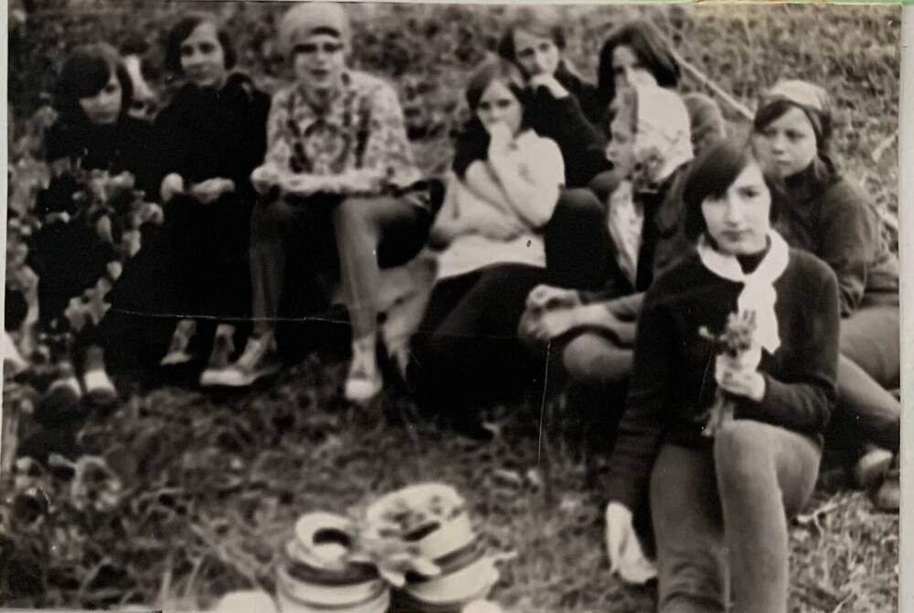 Фотография черно-белая. Веймер К.А. со своим классом на привале. Альбом Новотарманская средняя школа.