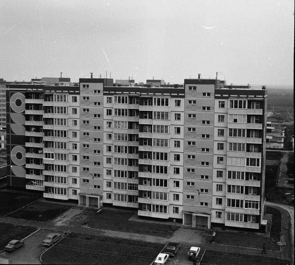 Фотонегатив. Квартал В-У, улица Гагарина, девятиэтажный жилой дом