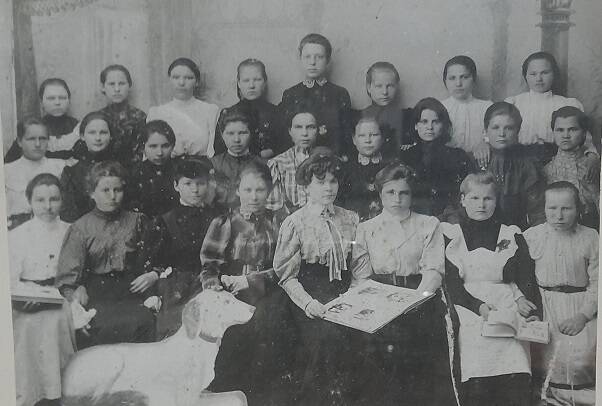 Фотография Учащиеся школы кружевниц, сл. Кукарка, 1908 г.