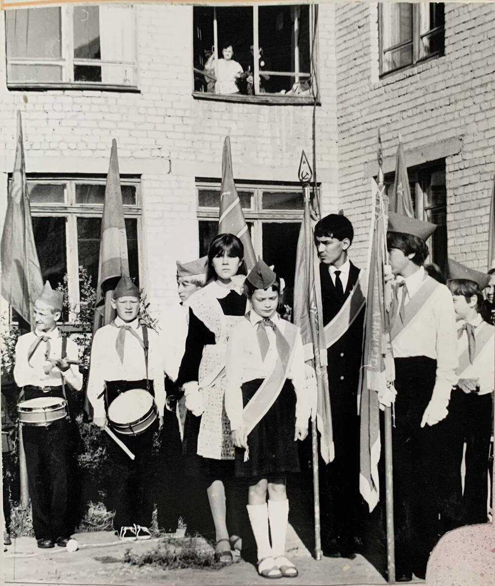 Фотография черно-белая. Знаменная группа на Последнем звонке 1985г. Альбом Новотарманская средняя школа.