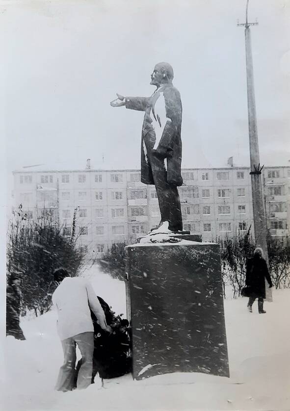 Фотография: Памятник В.И. Ленину у ДК «Цементник» г.Топки
