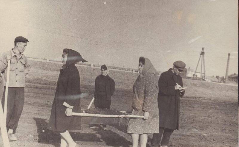 Фотография черно-белая. Комсомольцы треста НМС на строительстве стадиона «Строитель», 1961 год