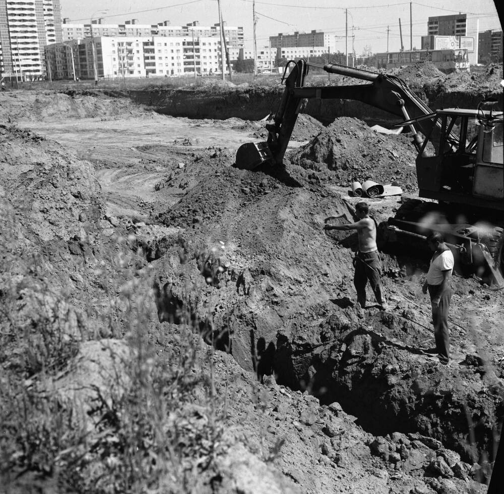 Фотонегатив. Предварительное замачивание грунтов под фундамент 