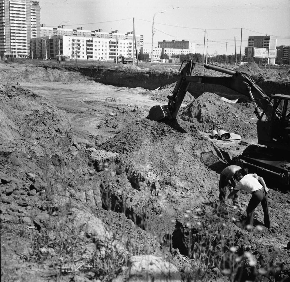 Фотонегатив. Предварительное замачивание грунтов под фундамент 