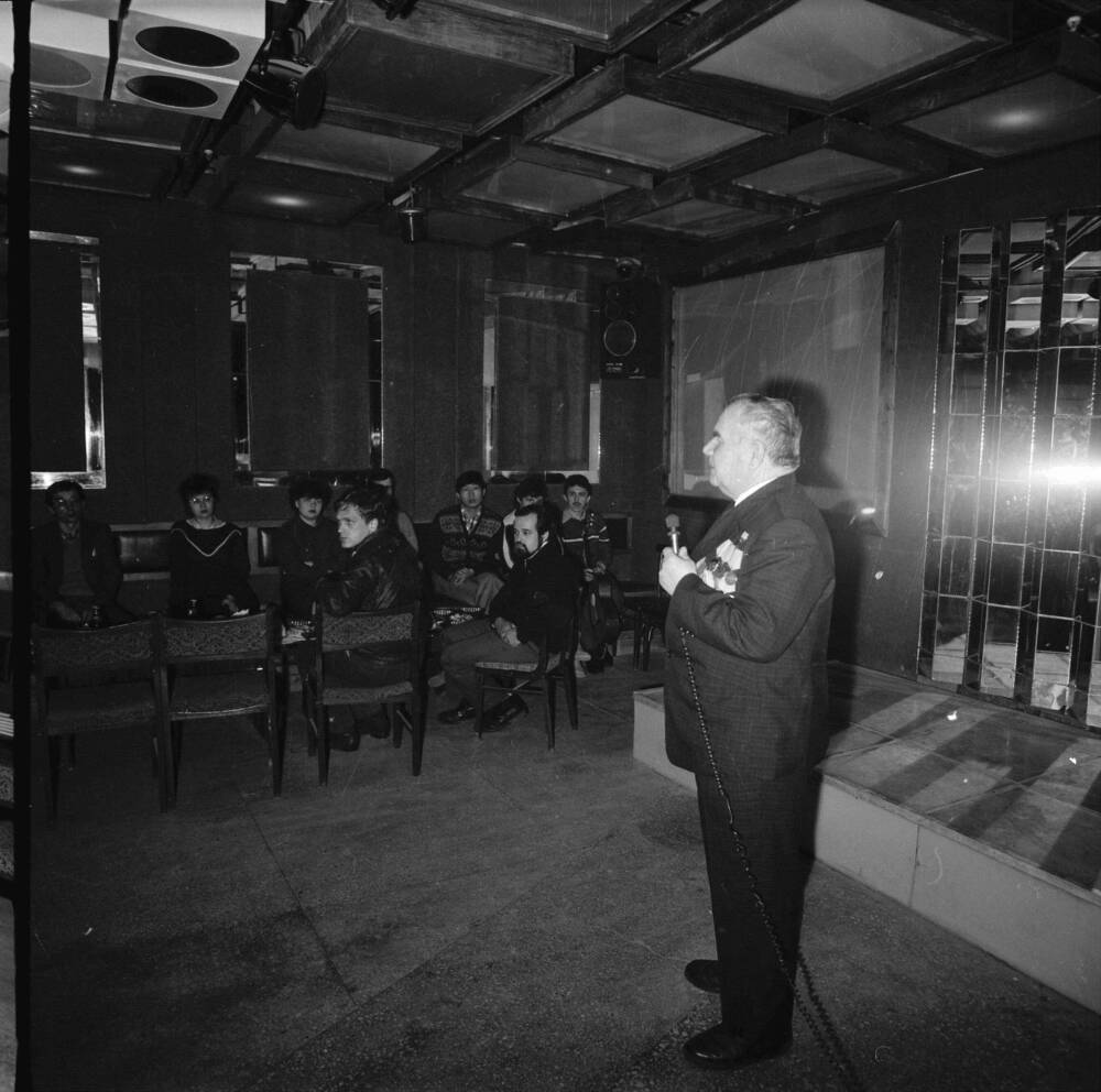 Фотонегатив. Встреча ветеранов Великой Отечественной войны с воинами-афганцами в молодежном клубе Глобус 