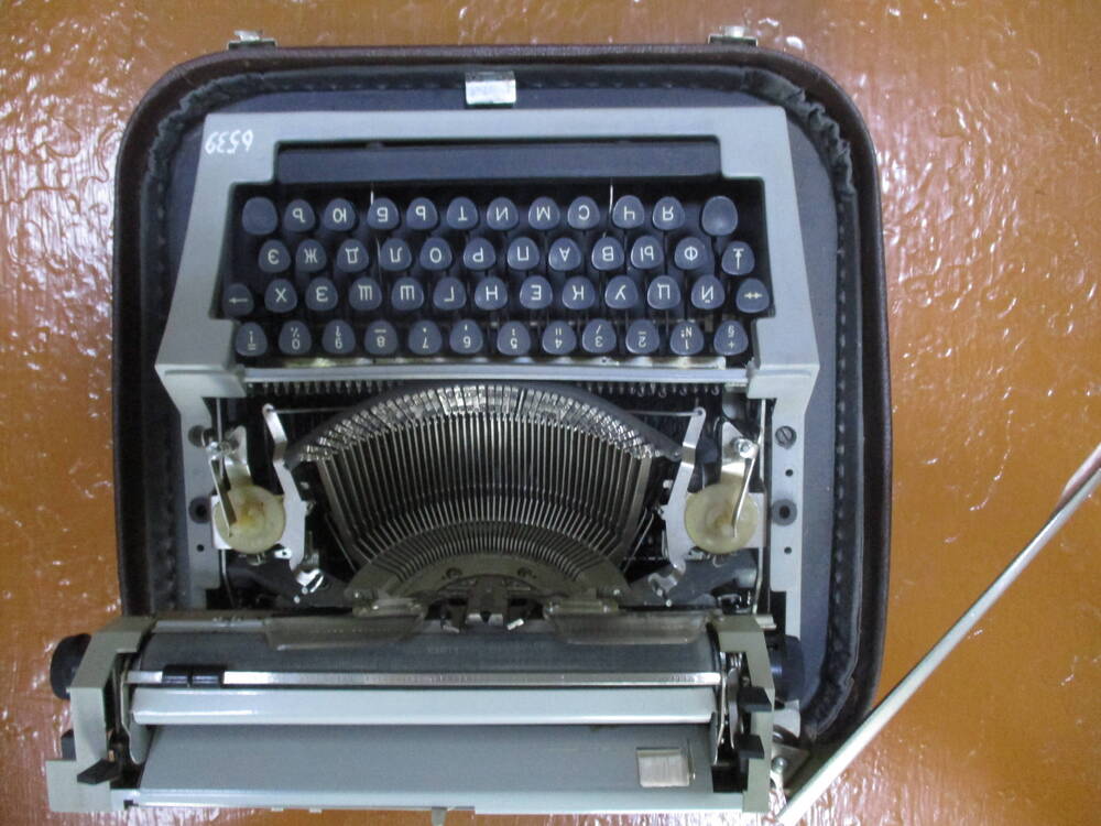 Пишущая машинка в коричневом футляре ПП-215-09.