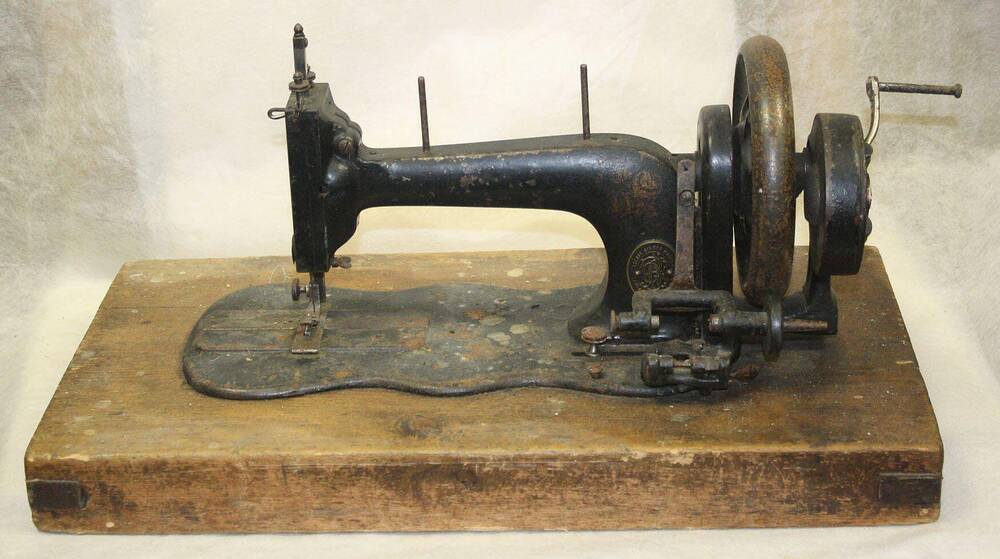 Ручная швейная машинка фирмы «Зингер». сер. № 45758.
(станина самодельная)