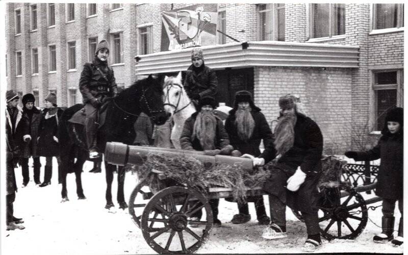 Фотография. Участники театрализованного шествия, посвященного 225-летию Сатки (красноармейцы и пугачевцы), 26.11.1983