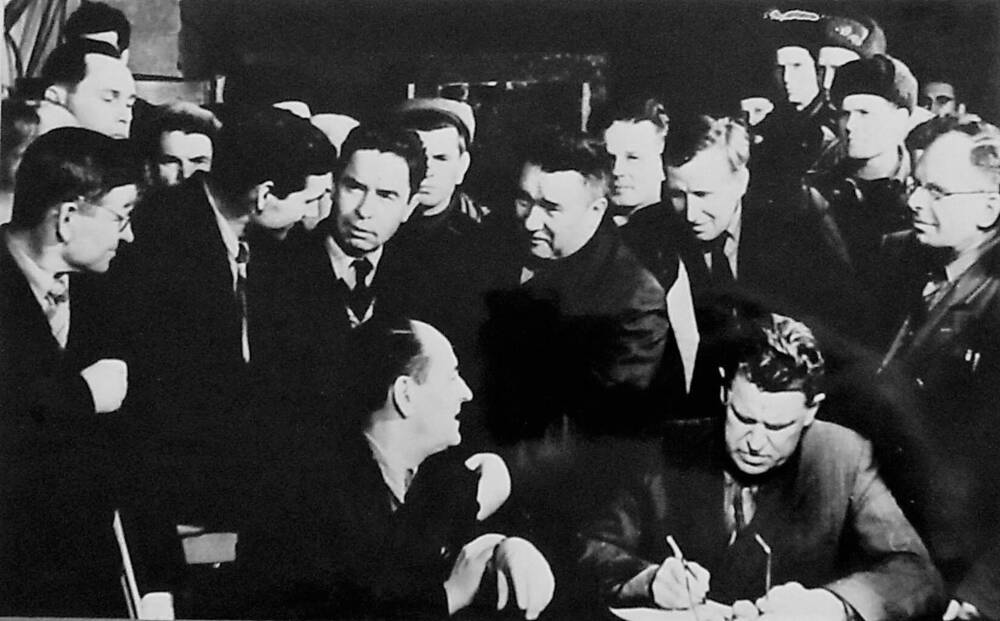 Фотография.  Акт приемки ГЭС в эксплуатацию подписан 10 сентября 1961 года.