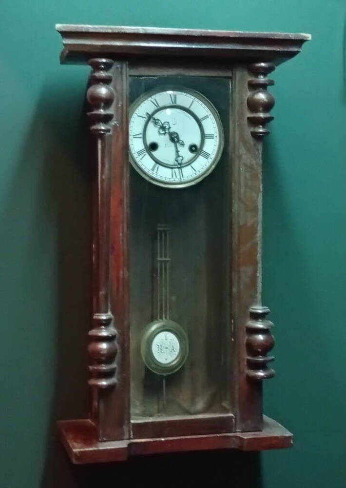 Часы настенные в деревянном корпусе с маятником