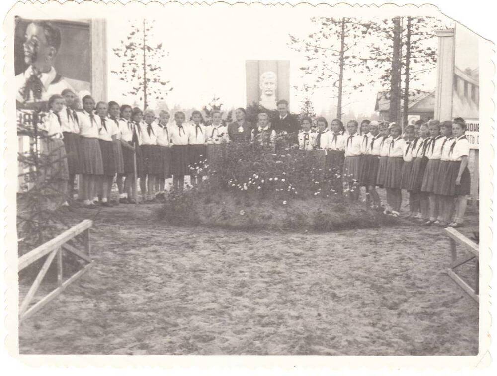 Фото черно-белое, групповое Пионерский лагерь, Красный Яг, Кожвинский район, 1951 г.