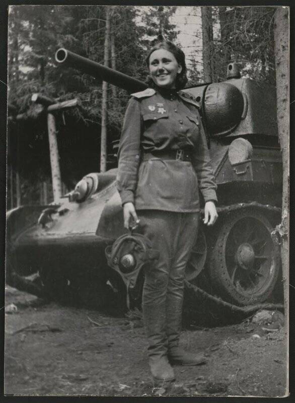 Фотография. Курская дуга. Командир взвода танков Т-34 Александра Самусенко одиннадцать раз водила танки в атаку.