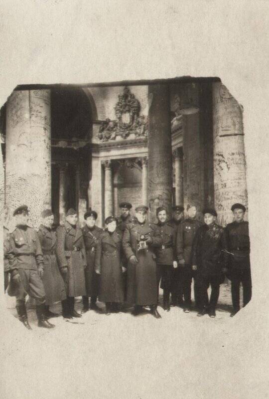 Фотография групповая. Группа офицеров в зале Рейхстага. Май 1945 г. Среди них Полежаев Иван Николаевич