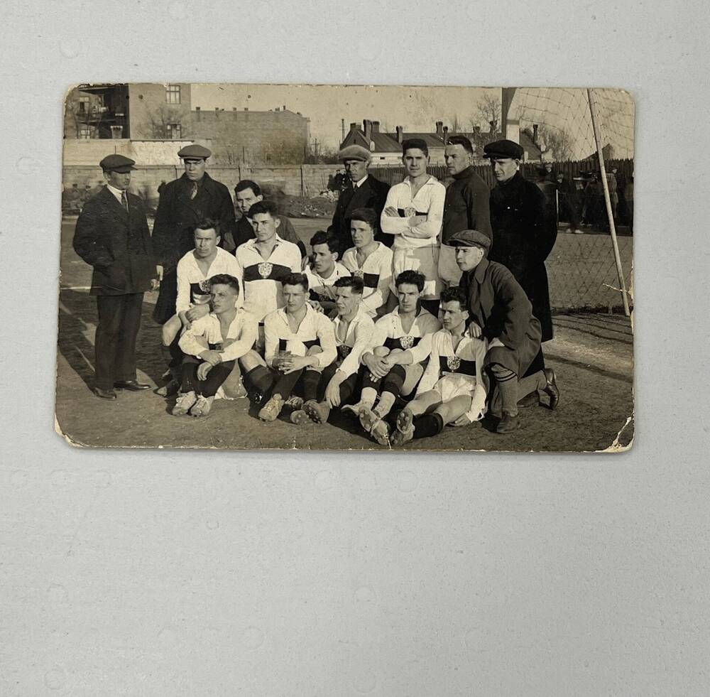 Открытка почтовая – фотография «Футбольная команда на стадионе», 1927 г.