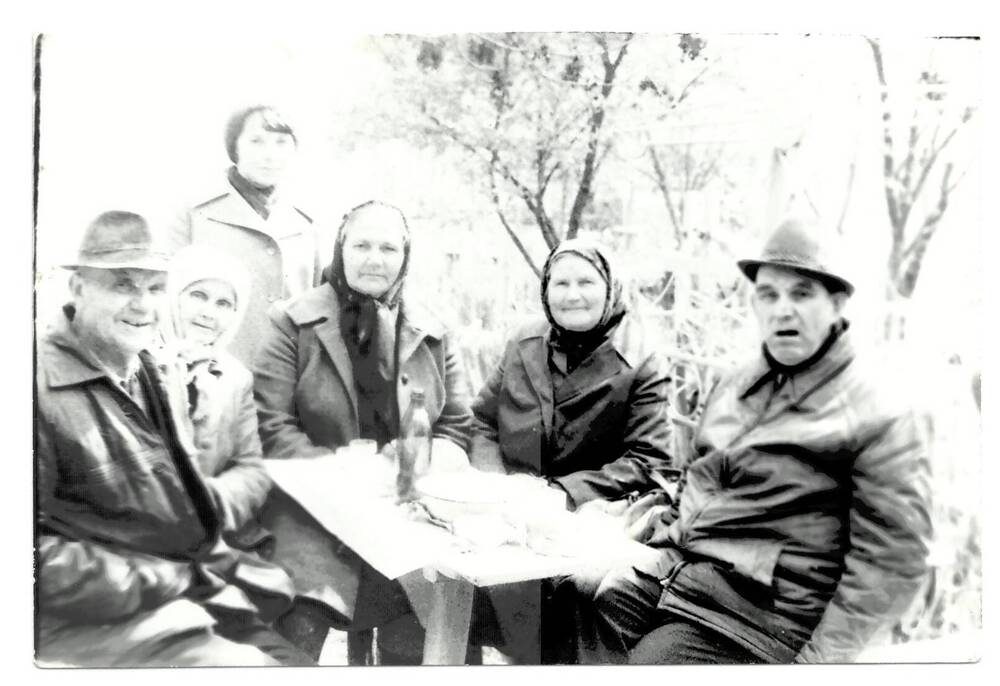 Фотография. Братья Бородуля Михаил Иванович (слева 1-й) и Пётр Иванович (справа 1-й) с женами и родными.