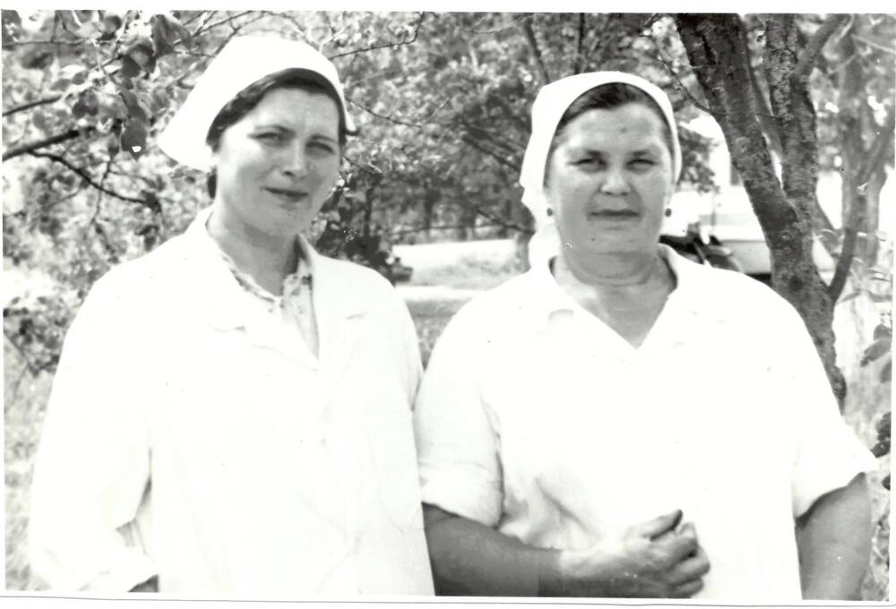 Фотография. Лопатина Л. и Купина Н.П.(справа) - повара бригады №1  колхоза Россия.