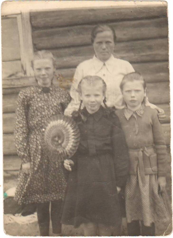Фото черно-белое. Черткова Раиса Александровна с дочерями, слева направо - Люба, Римма, Галина. 