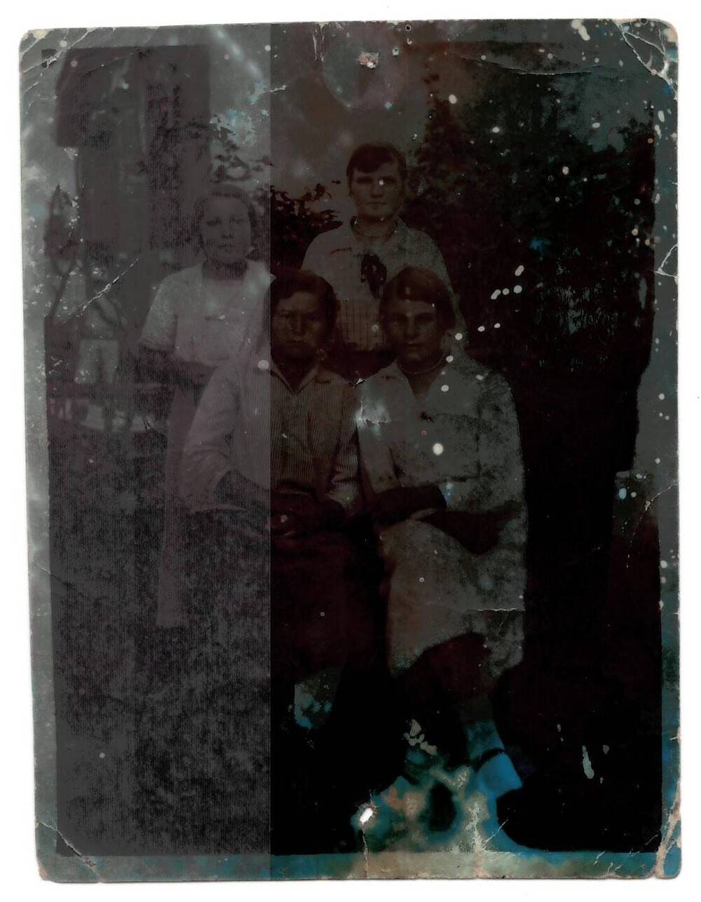 Фотография. Перкина Мария Прокофьевна (2 ряд, слева 1-я) с подругами; в 13 лет начала работать в колхозе Красная Армия Гиагинского сельского Совета.