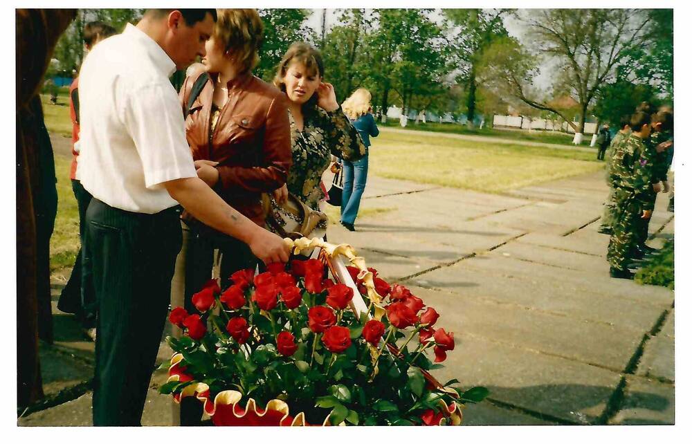 Фотография. Корзина с розами от дирекции молзавода Гиагинский.