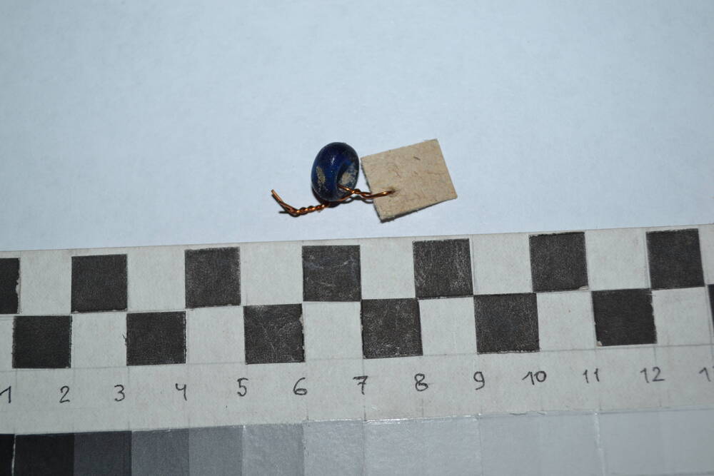 Бусы. Синее стекло. Подъемный материал из разрушенного погребения в с. Небуг, раннее средневековье.