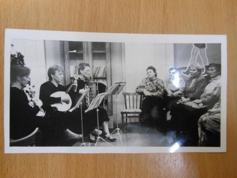 Фотография ч/б. Фотография. Сюжетная. Преподаватели музыкальной школы  выступают перед аудиторией в музыкальной школе. Снимок 1980-1990-е гг.