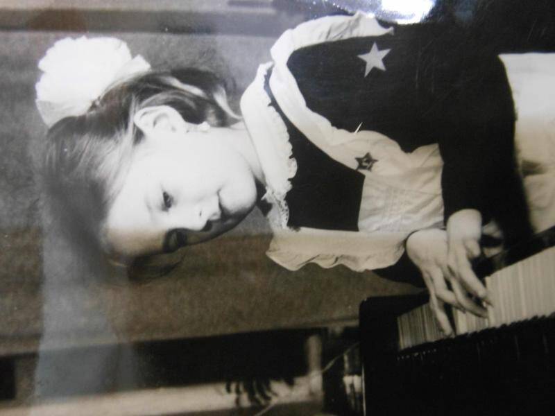 Фотография ч/б. Фотография. Сюжетная. Ученица детской музыкальной школы Света Коровина на уроке играет на фортепиано. Снимок 1990-е гг.