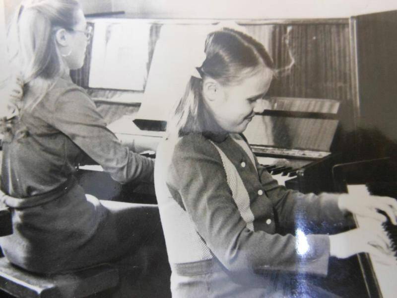 Фотография ч/б. Фотография .Сюжетная. Учитель музыкальной школы Ирина Васильевна  Ляжинова с ученицей на уроке  играют на фортепиано. Снимок 1980-1990-е гг.