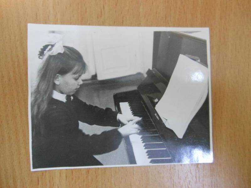 Фотография ч/б. Фотография. Сюжетная.Ученица музыкальной школы на уроке , Аня Волкова играет на фортепиано. Снимок 1980-е гг.