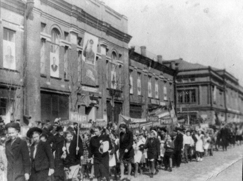 Фотография черно-белая. Демонстрация 1-е Мая. 1951 год. Колонны демонстрантов дома пионеров