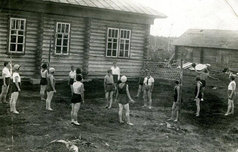 Фотография черно-белая. Пионерский лагерь