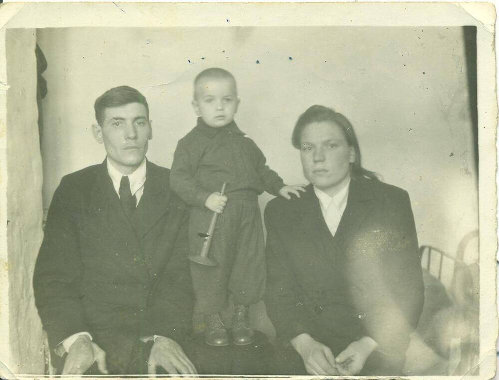 Фотография. Файт Виктор Егорович и Лидия Петровна с сыном Анатолием.