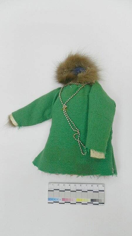 Кукла в малице с зеленой сорочкой и цепочками на шее