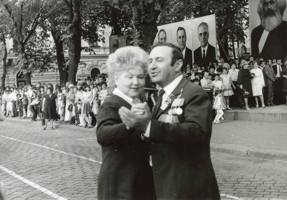 Фотография ч/б. Романова Л.Н. танцует с Дикенштейном Б.А., 1980-е гг.