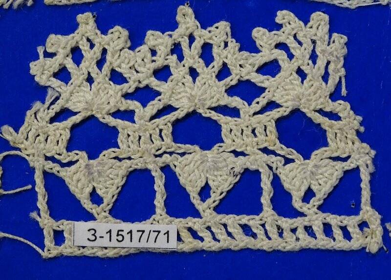 Альбом образцов женских рукоделий, вязанных крючком и на спицах, вышивок по канве, холсту и на ткани. Образец вязания крючком