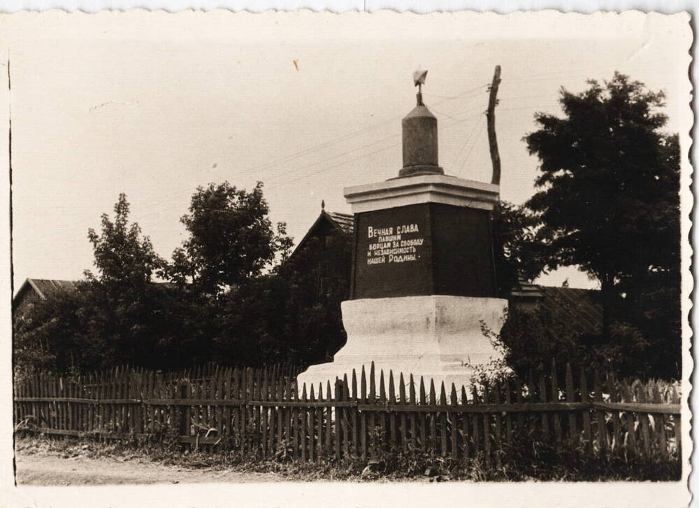 Фотография. Памятник погибшим воинам в поселке Чернухино