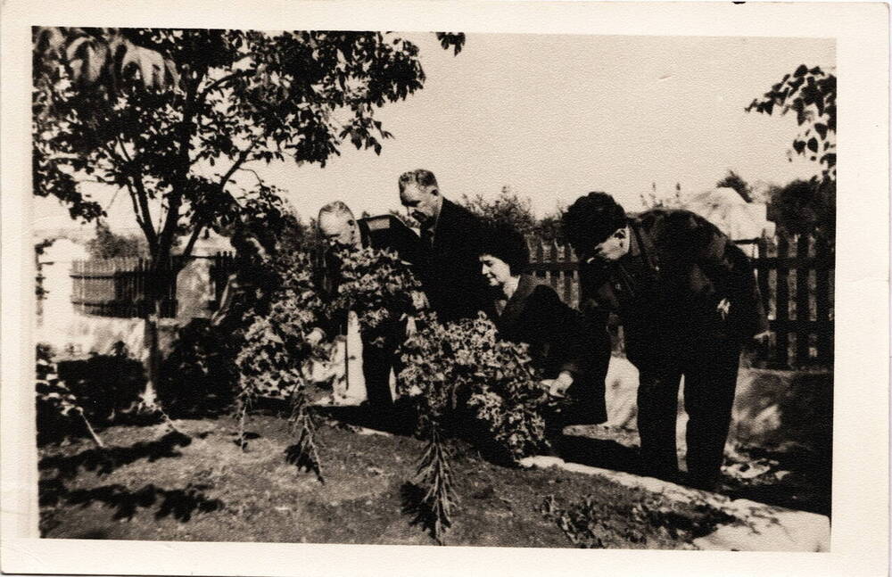 Фотография. Возложение венков на братской могиле воинам 15 гвардейской кавалерийской дивизии