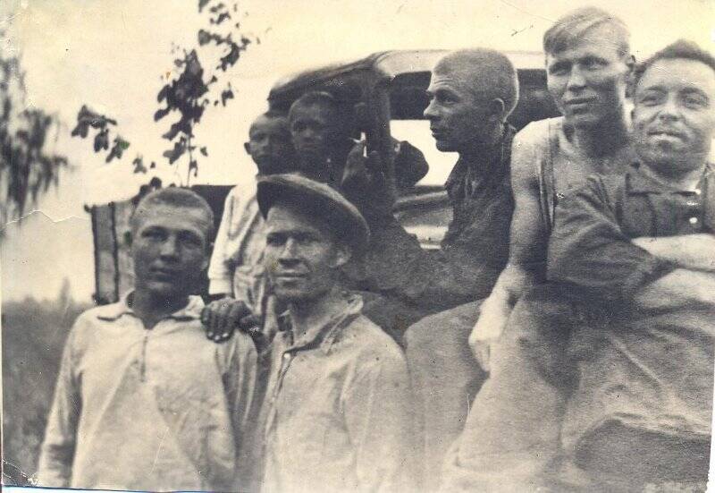 Фотография групповая. Совхоз «Тюшевской». Рабочие совхоза, п. Тюш. 1950-е годы