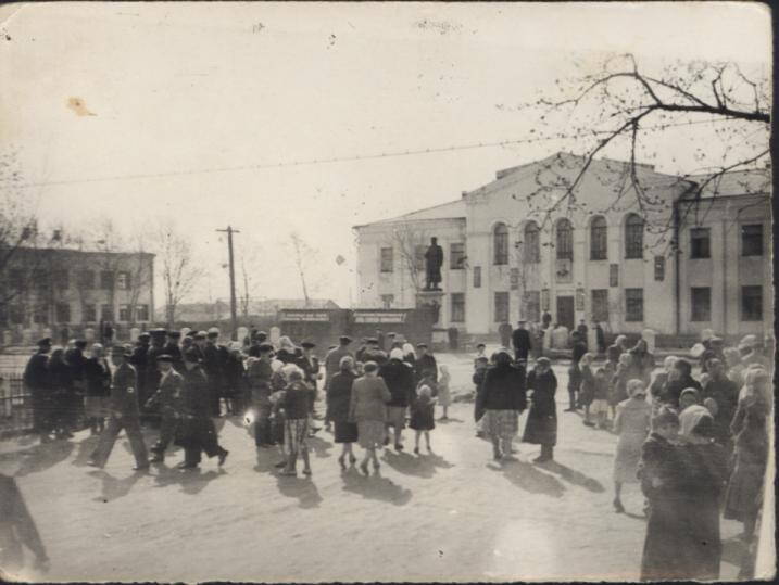 Фотография черно-белая «Демонстрация около памятника Сталину И.В. г. Карасук»