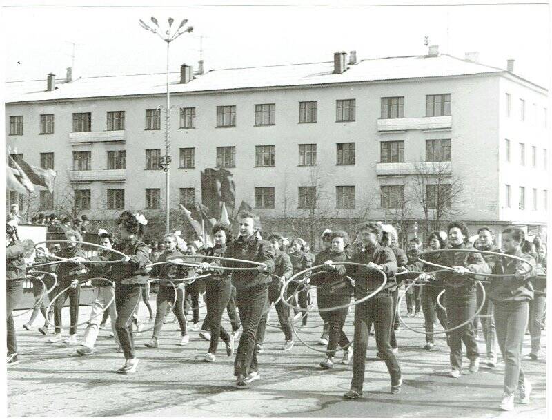 Фотография, г. Лениногорск .Юные спортсменки на площади им. Ленина.