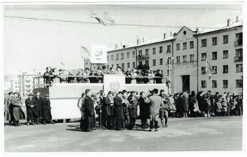 Фотография, г. Лениногорск. Майская демонстрация, середина 60-х гг..