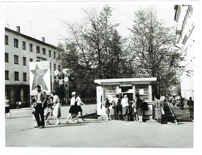 Фотография. «У киоска», г. Лениногорск, пересечение улиц Ленинградская и Тукая.