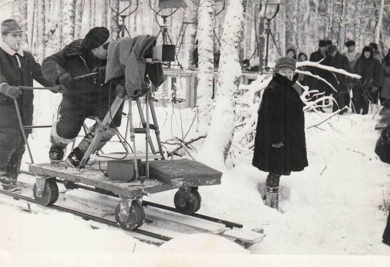 Фотография ч/б. Кинооператор во время съёмки кинофильма Утро долгого дня.