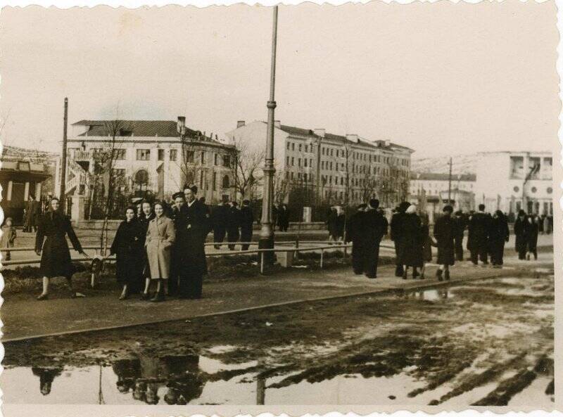 Фото черно-белое. Прогулка по Ленинградской улице