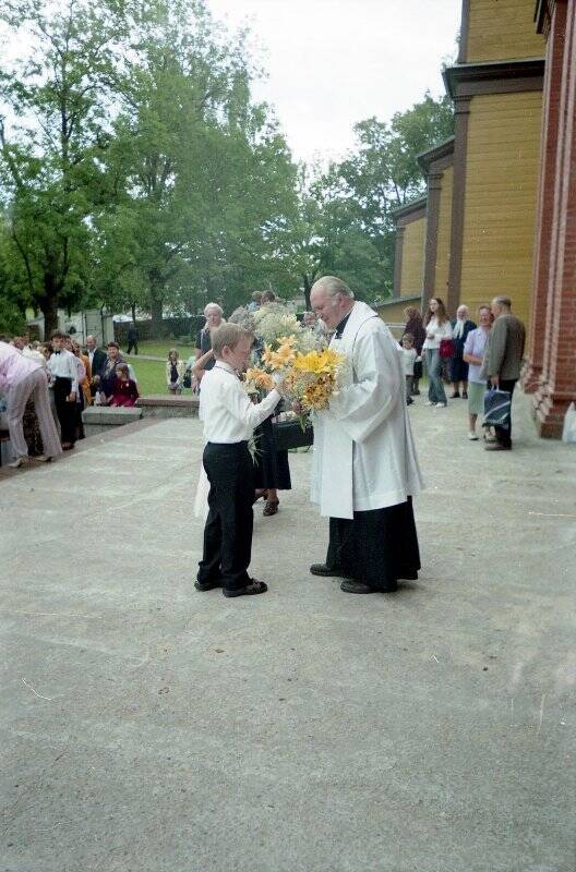 Негатив. У входа в костел